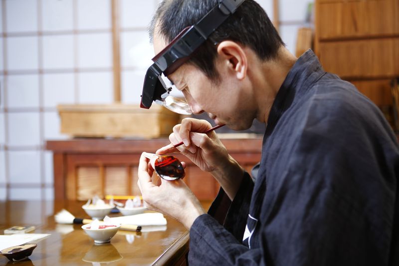 Master Minori Koizumi finalizing the Urushi year of the dog